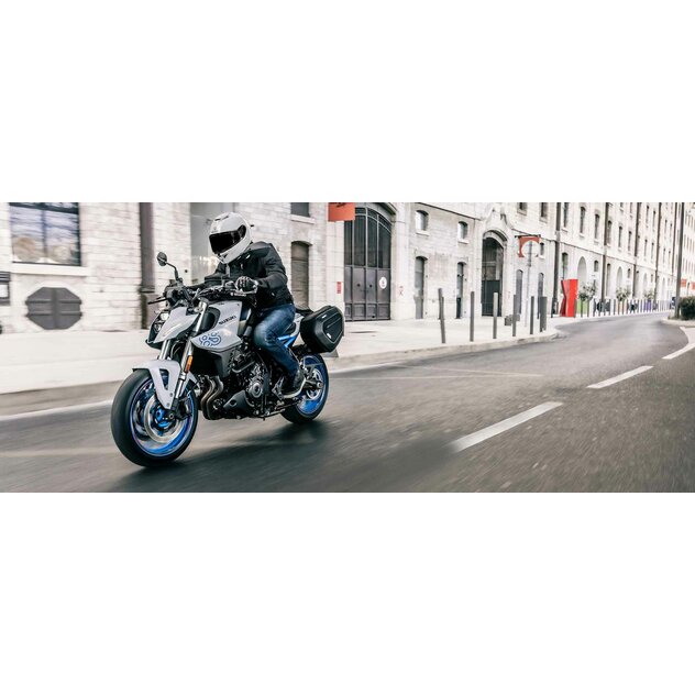 Gsx-8s šedá - Suzuki-GSX800-action-21