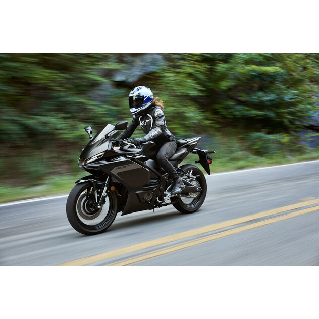 Yzf-r3  2025 midnight black - 2025-Yamaha-YZF-R320-EU-Midnight_Black-Action-002-03