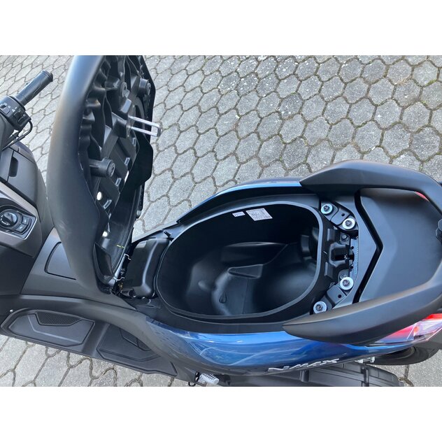 Kópia yamaha nmax125 červený s kufrom a plexi - IMG_4878