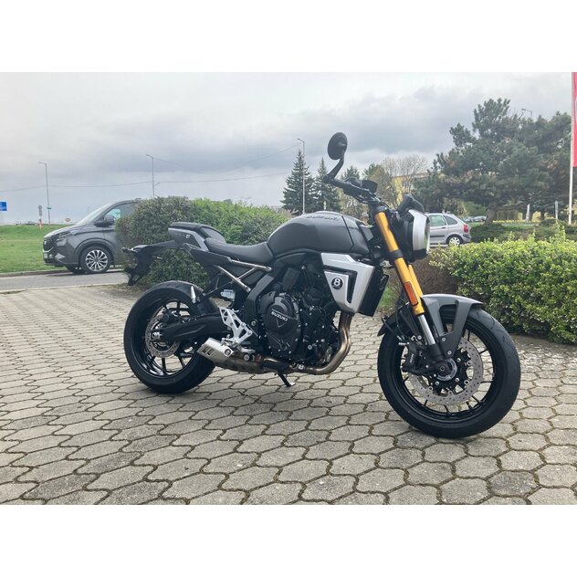 Suzuki gsx8t čierna - IMG_5766