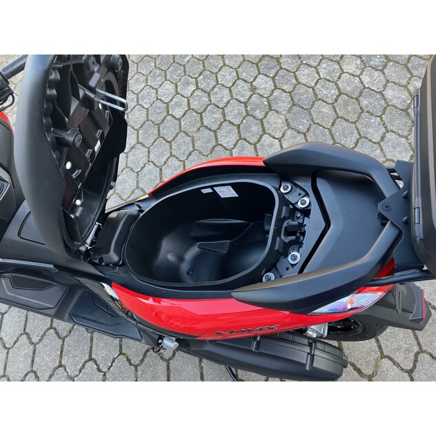 Yamaha nmax125 červený s kufrom a plexi - IMG_4869