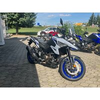 SUZUKI DL1050 V-STROM ŠEDÁ TESTBIKE